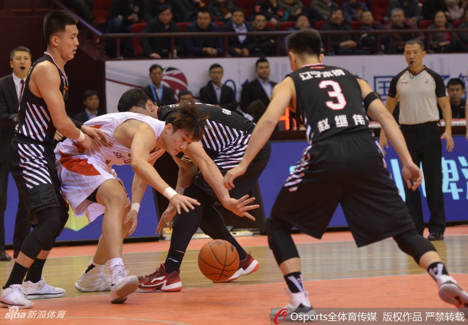 丁彦雨航在CBA赛场上不慎摔倒，右手手腕传来剧痛，他紧锁眉头，面部肌肉因疼痛而紧绷，身体蜷缩成一团，身边的辽宁队球员也关切地回头望向这位顽强的对手。