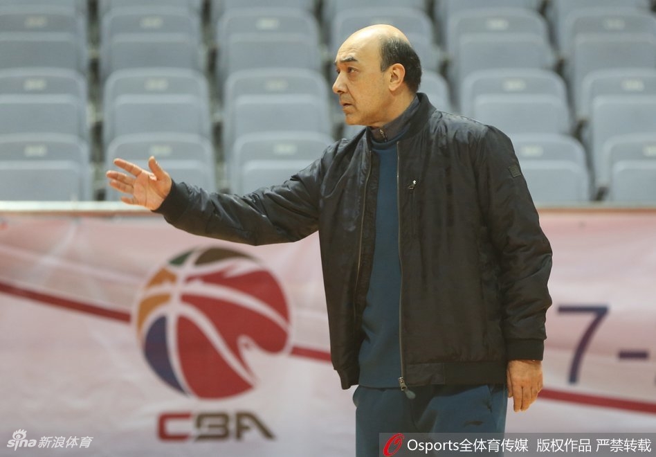 汗水顺着年轻队员的脸颊滑落,在灯光下闪烁着晶莹的光,他的喘息急促而沉重,但目光始终凝视着远方,那里有属于八一队的下一个战场和永恒的荣耀。