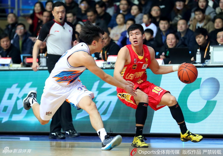 张兆旭高高跃起，如同一座移动的高塔，将深圳队的投篮狠狠地扇出界外，这次关键的封盖极大地提振了上海队的士气。