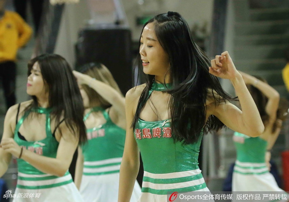 吉林啦啦队集体热舞，修长美腿整齐划一，动感节奏中裙摆如浪花翻涌