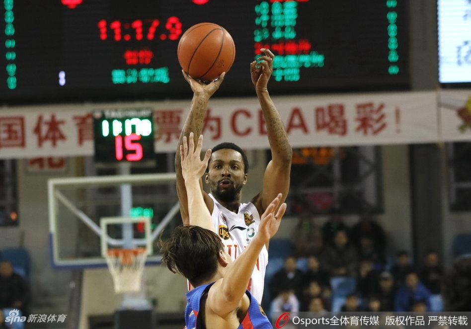 高诗岩如灵猫般穿梭于对手的防线之间,他冷静地指挥着队友跑位,眼中闪烁着与年龄不符的果敢与睿智。