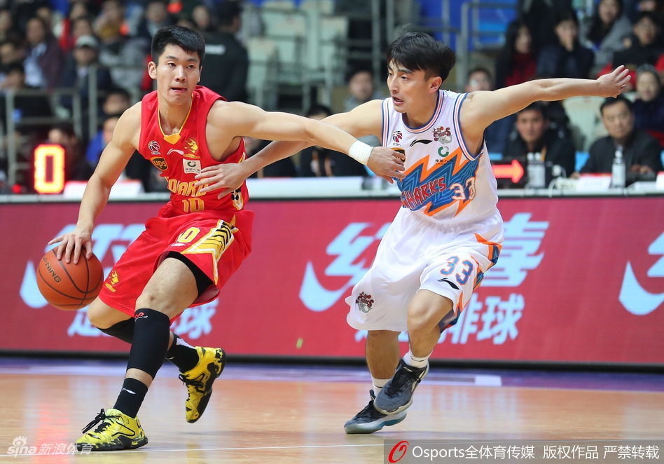 明纳拉斯迎着防守人强行出手三分，篮球仿佛被安装了导航系统一般精准入筐，他单节狂砍18分的表演彻底点燃了主场球迷的热情。