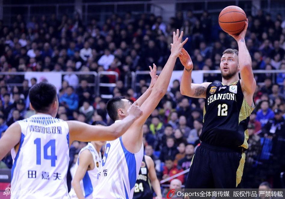 莫泰尤纳斯在篮下强起，单手劈扣，力压青岛队防守球员，展现了欧洲内线的强悍统治力。