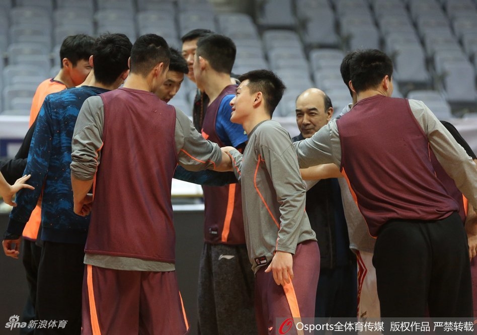 刘航初在对手的严密防守下强行突破,身姿如弓,眼神如炬,篮球仿佛与他融为一体,迸发出一往无前的气势,这一刻他刷新了个人生涯得分的新纪录。