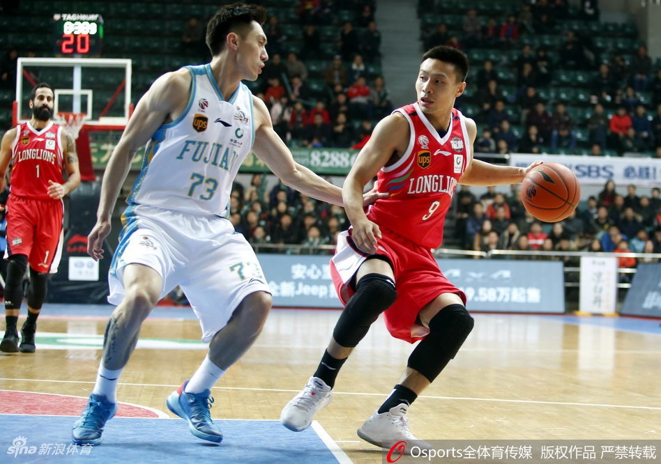 广州队的外线核心弗格犹如一道银色闪电，他灵活地穿梭于福建队的重重防线之间，面对王哲林高大的身影，毫无惧色地腾空而起，以一手高难度的抛射挑战着内线长人的权威。