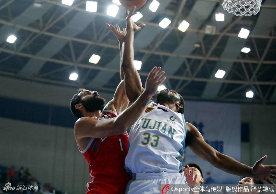 广州队的外援汉斯布鲁犹如一辆重型坦克杀入内线，他用宽厚的肩膀扛开王哲林的防守，在身体失衡的情况下依然顽强地将球送入篮筐，仿佛在向全场宣告他不可阻挡的冲击力。