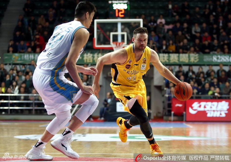 王哲林摘下篮板后迅速发动反击,一条龙运球至前场,高大的身影如同坦克般不可阻挡,奔袭全场。