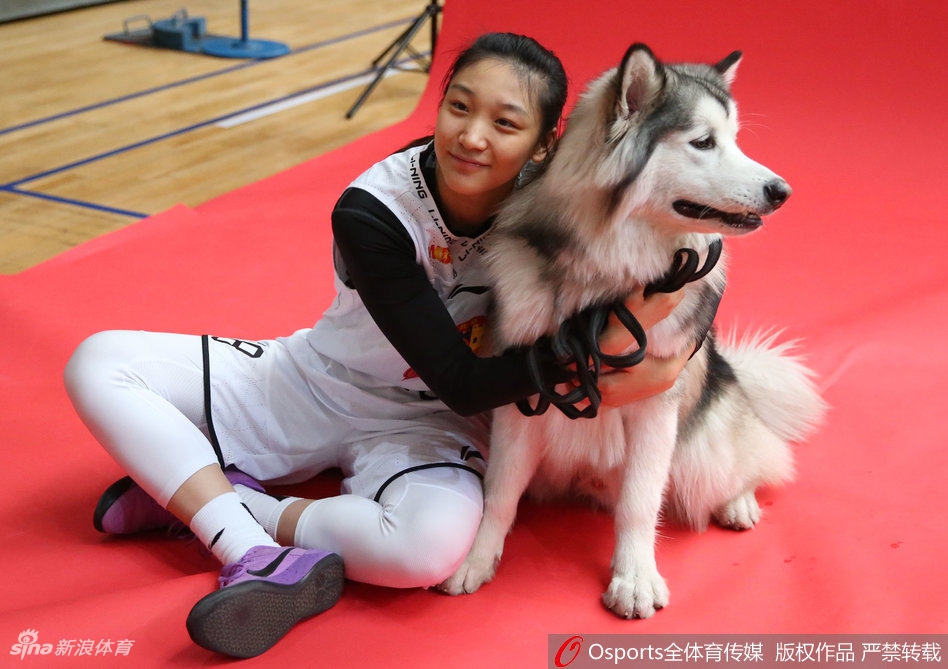 全队围拢与萌犬们合影,每个人脸上都洋溢着幸福的笑容,昭示着这支王者之师在新的一年里必将团结一心,再创佳绩。