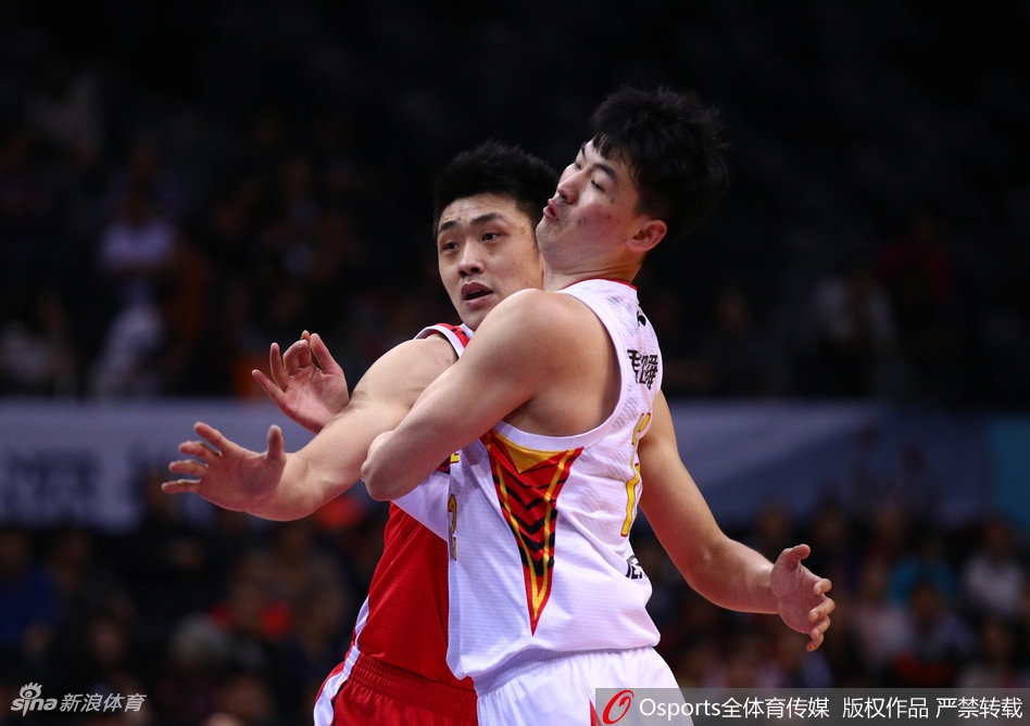 于德豪与对方外援在边线激烈缠斗，两人肌肉紧绷，眼中喷薄着对胜利的渴望，汗水在灯光下闪烁，这是季后赛独有的强硬对抗。