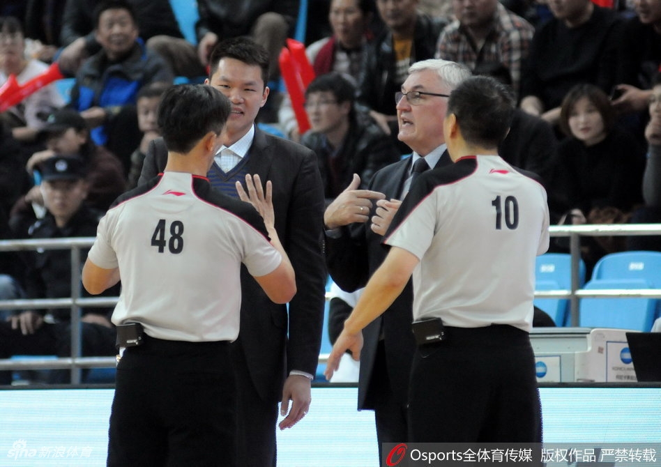 立陶宛老帅尤纳斯在比赛中情绪失控，他对着场内方向挥动着手臂，面部因愤怒而涨得通红，似乎正在向技术台进行激烈的申诉。