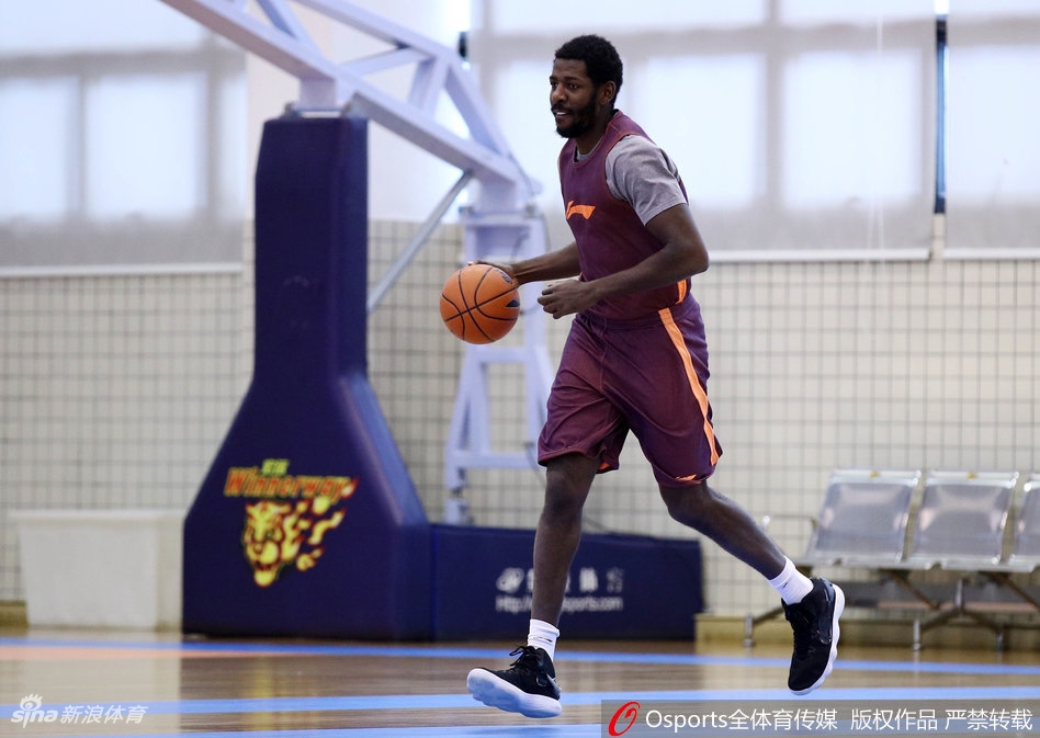 周鹏和队友嬉笑互动，训练间隙气氛活跃