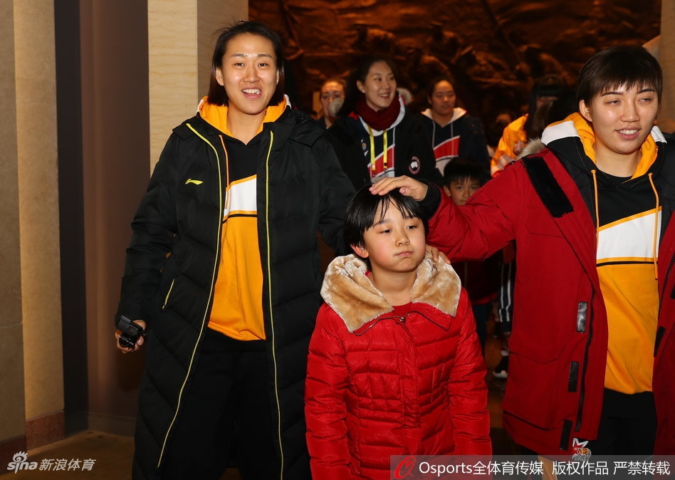 陈列馆的灯光柔和地洒在球员和孩子们身上，大家聚精会神地听着讲解员讲述那一声震撼世界的枪响。