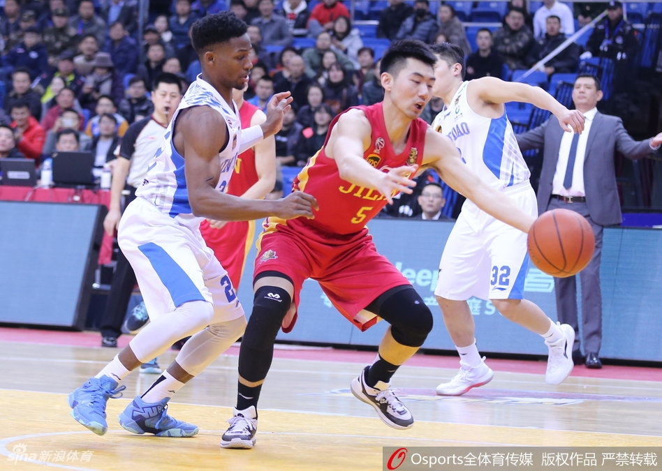 苏伟在内线展现统治力,面对防守强势补篮,用力量和经验为青岛队牢牢守护着禁区。