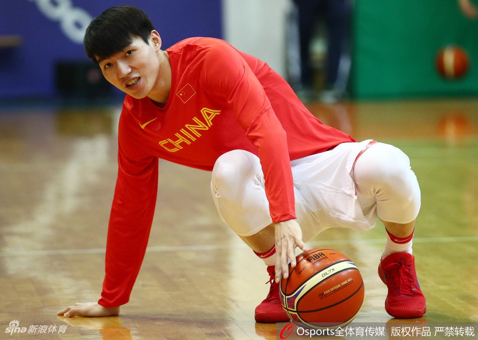 易建联在训练中目光如炬，高高跃起稳稳出手，篮球在空中划出完美弧线直坠篮网。