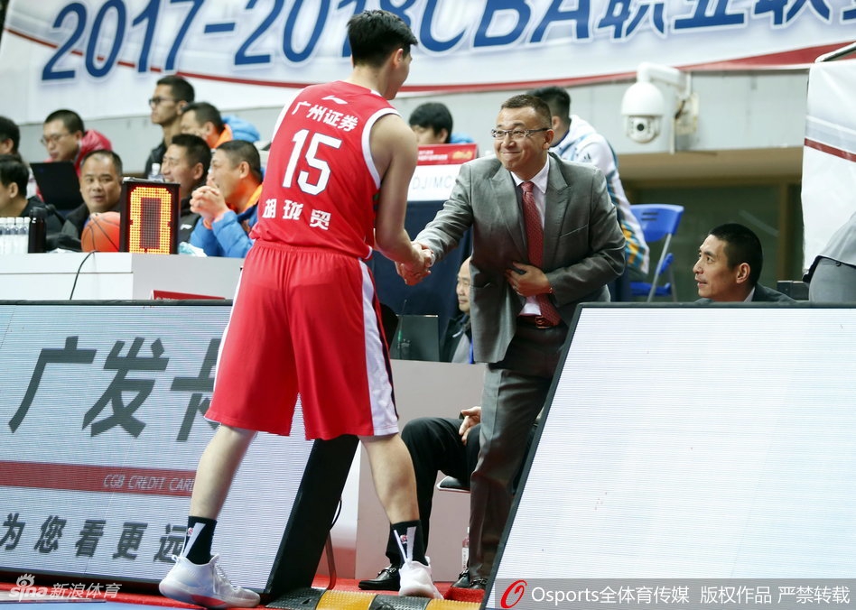 胜利的哨声终于吹响，王哲林如释重负地高举双臂，他脸上洋溢着孩子般灿烂的笑容，与身边的队友哈里斯激情相拥，这一刻所有的压力与疲惫都化作晋江主场漫天飞舞的欢呼。