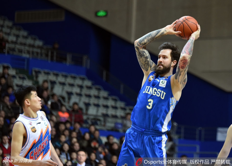 比赛结束,江苏肯帝亚队的球员们围成一圈,互相击掌鼓励,庆祝这场来之不易的胜利,背景中闪烁的灯光与球员们眼中的光芒交相辉映,照亮了重返季后赛的道路。