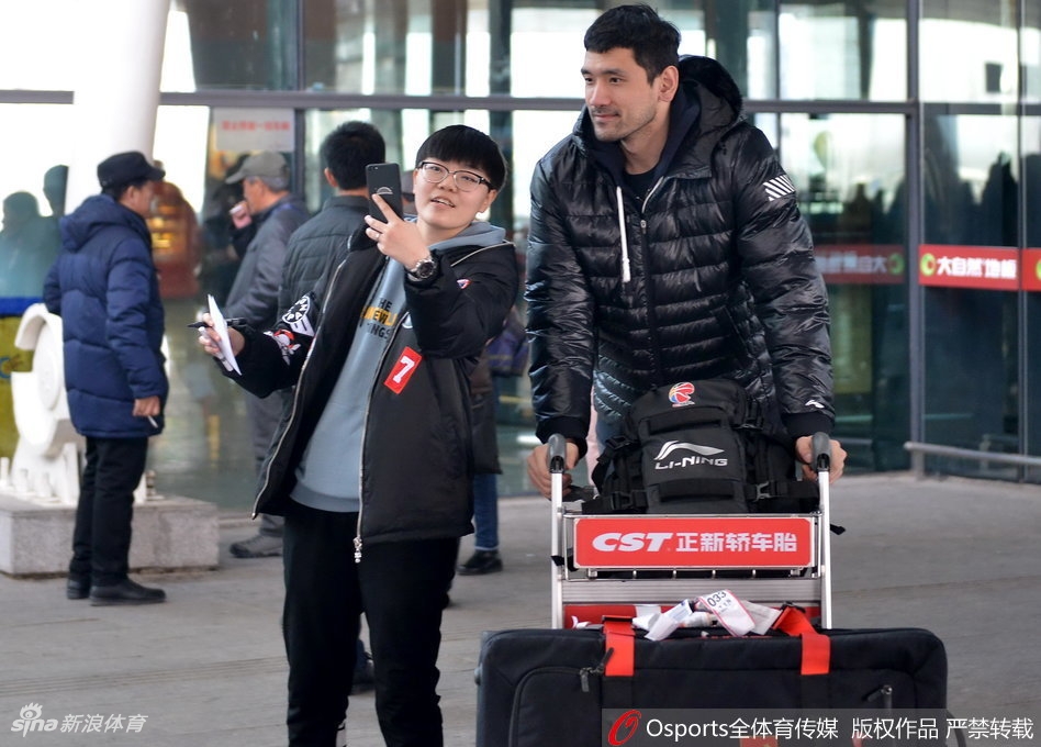 尽管人潮拥挤,但球迷们始终保持着良好的秩序,用最响亮的口号为辽篮将士加油鼓劲,期待他们在接下来的主场比赛中再创佳绩。