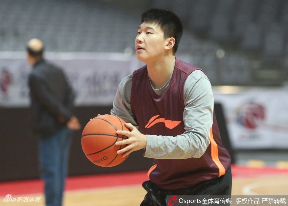 在宁波北仑的训练场上,八一男篮的将士们围成一圈,拳头紧握,眼神坚毅,仿佛在赛前动员中许下无声的誓言,那股属于军旅的钢铁意志瞬间被点燃。