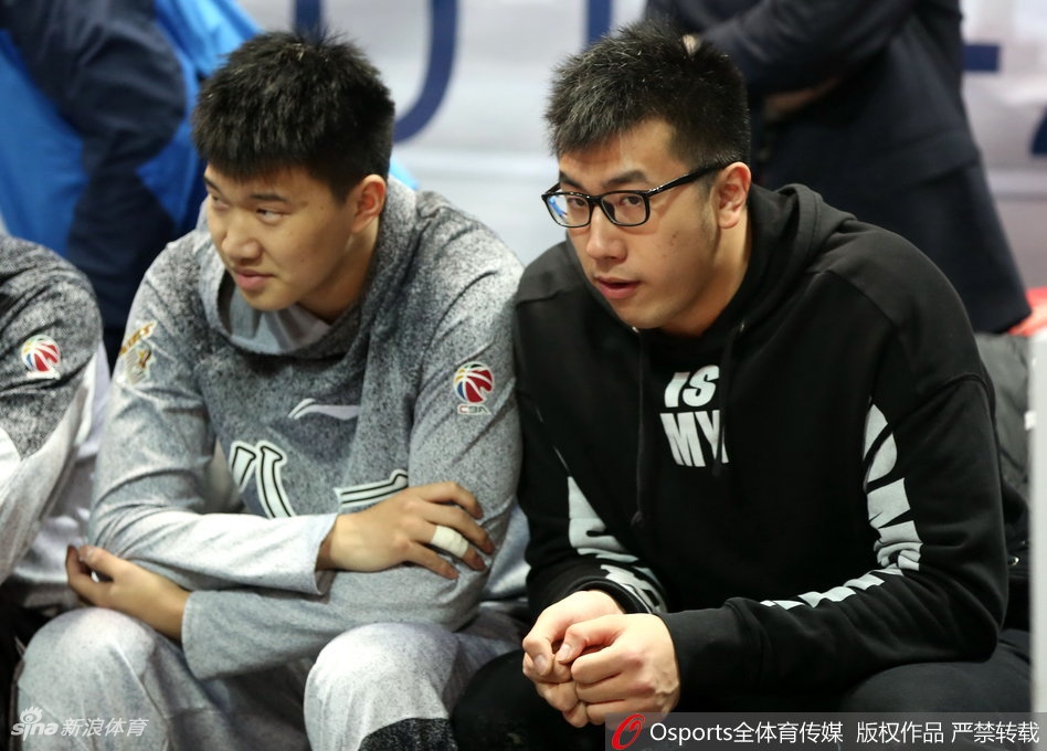 邹雨宸面带微笑眼神温暖