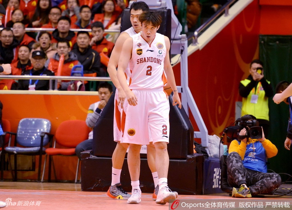 陶汉林旱地拔葱单臂炸裂劈扣,泰山力量震慑全场