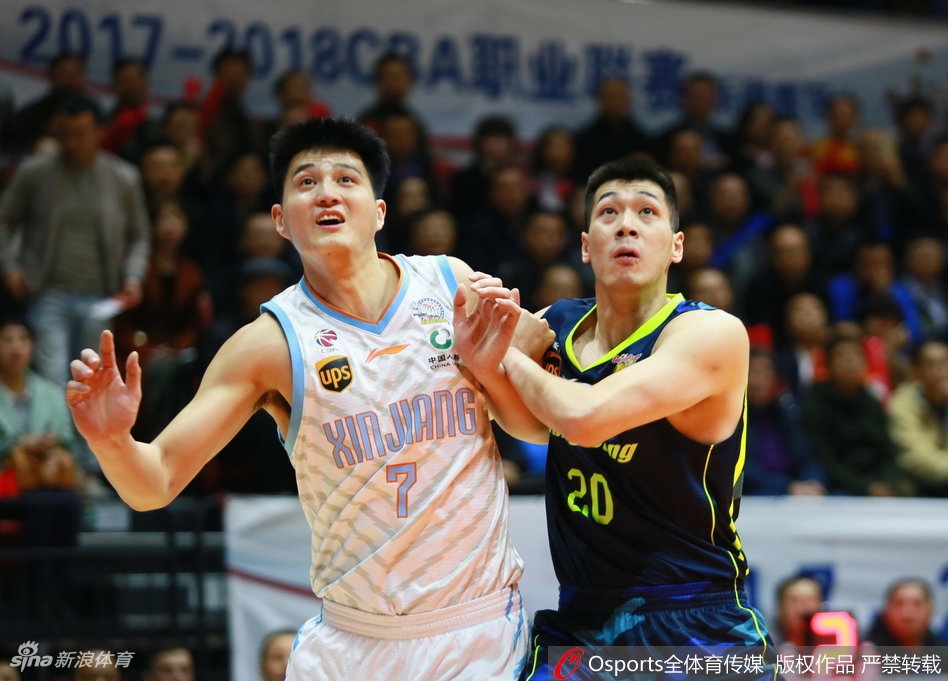 比赛开场哨响的瞬间，身着白色球衣的广东队球员如离弦之箭般杀入新疆队腹地，队长周鹏眼神坚毅，运球突破新疆队员的严密防守，整个红山体育馆的喧嚣仿佛在这一刻被他的气势所压制。