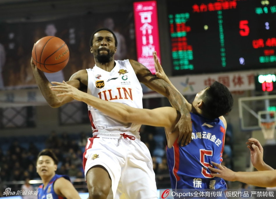 比赛尘埃落定,吉林队的将士们相拥庆祝,他们脸上洋溢着的笑容,是对这场来之不易胜利的最好注解。