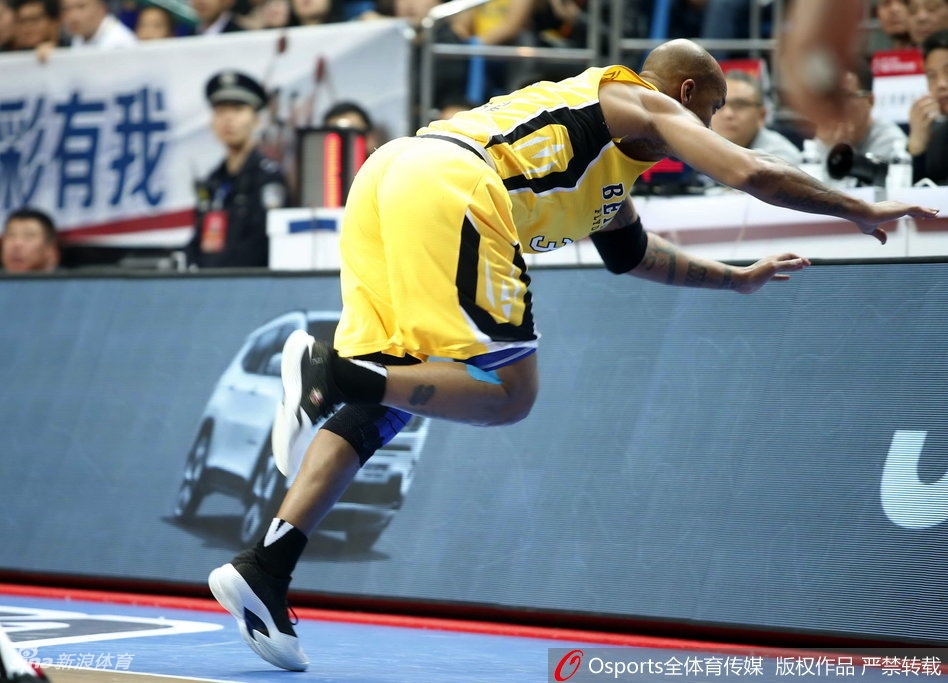 北控核心马布里运球穿越层层防线,眼神坚毅而沉着,虽已不再年轻,但领袖的风骨依旧在赛场闪光。