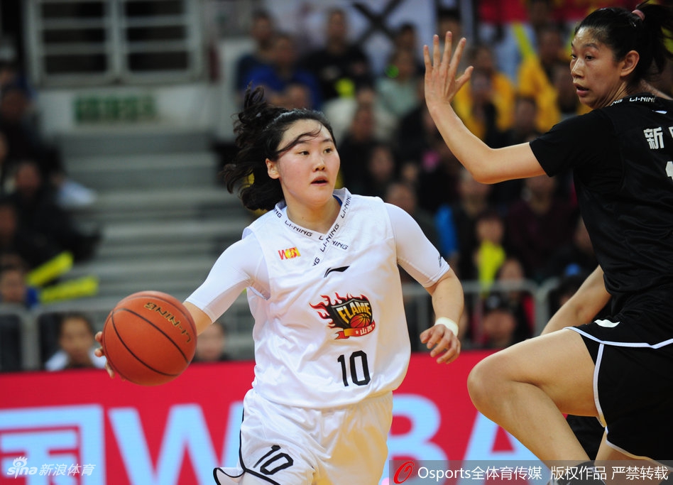 比赛结束哨声吹响的瞬间，山西队球员们激动地拥抱在一起，庆祝横扫对手晋级总决赛这一难忘的时刻