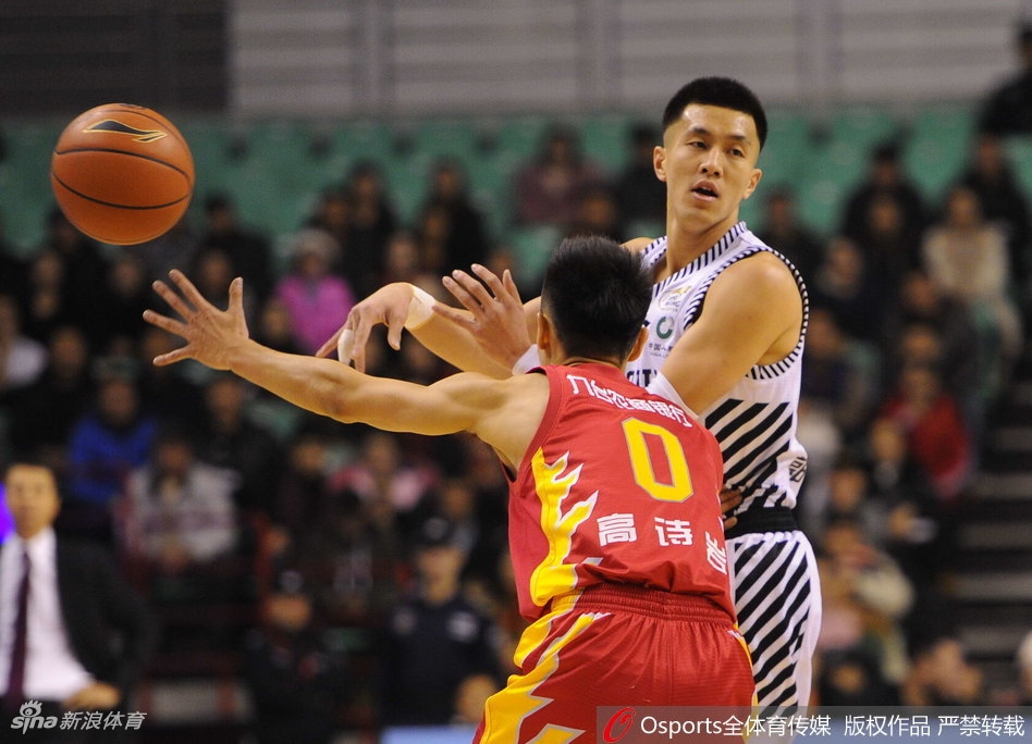 兰德里在辽宁队的禁区腹地强起上篮，尽管身边有韩德君的长臂干扰，他依然在空中巧妙地调整手感，将球送入篮筐。