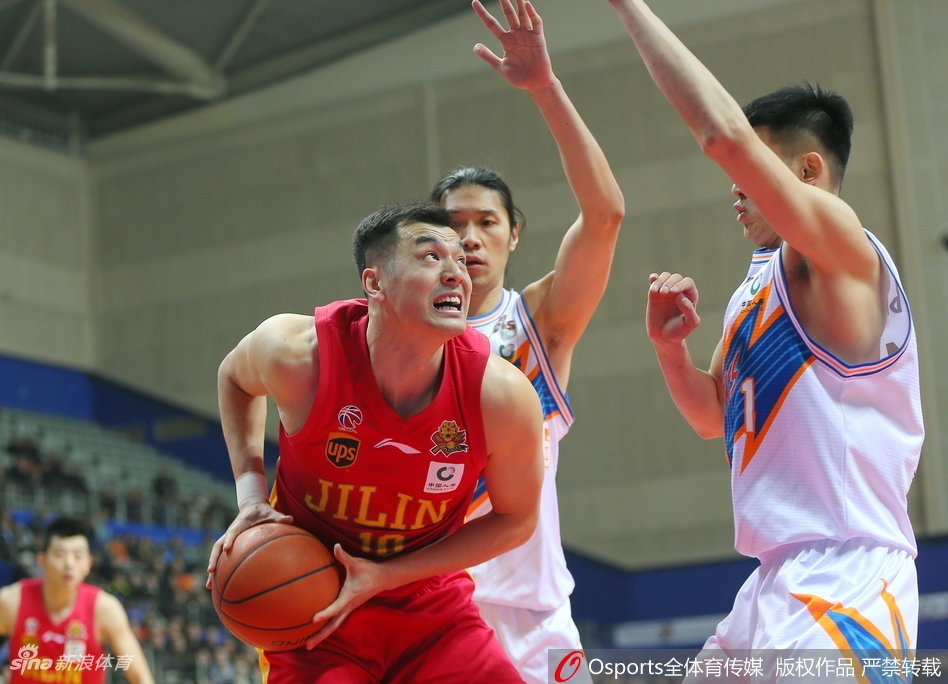 上海队高塔张兆旭在吉林队内线群中高高跃起，单臂擎天完成一记势大力沉的双手灌篮，瞬间点燃了主场球迷的热情。