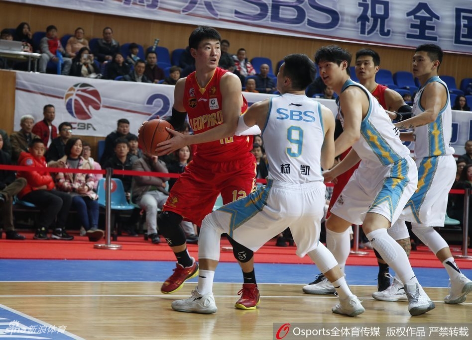 深圳队外援莱斯末节突施冷箭,他在三分线外一步运球急停,迎着扑防的防守者干拔出手,皮球空心入网,瞬间浇灭主队反扑气焰。