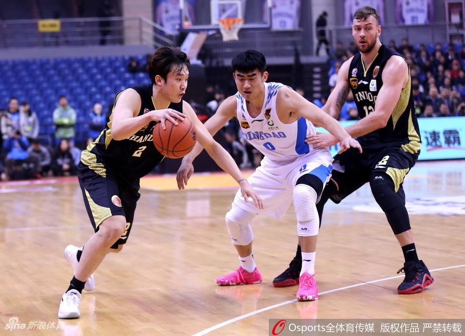 贾诚高高跃起，在多名青岛队球员头上摘下一个宝贵的前场篮板，他的拼抢为山东队赢得了二次进攻机会。