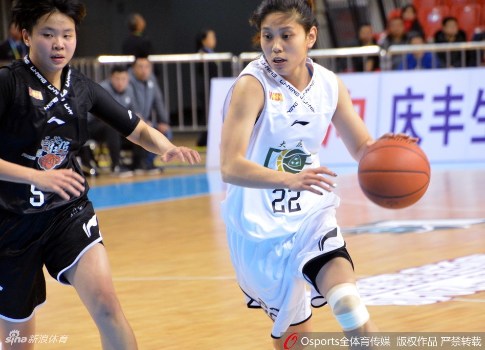 赛后，大庆女篮全体队员围成一圈击掌庆祝，她们的脸上洋溢着胜利的喜悦，这场大胜为接下来的艰苦客场之旅吹响了号角。