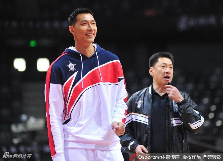 训练间歇的赵睿单手叉腰站在场边,嘴角上扬露出标志性的坏笑,眼神里透着一股不服输又古灵精怪的劲儿。