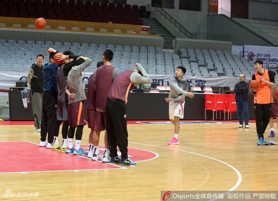 主帅阿的江在场边躬身指挥,双手比划着战术手势,眉宇间凝聚着思考与期待,他的身影宛如定海神针,在喧嚣的赛场边为年轻的弟子们传递着沉着与信念。