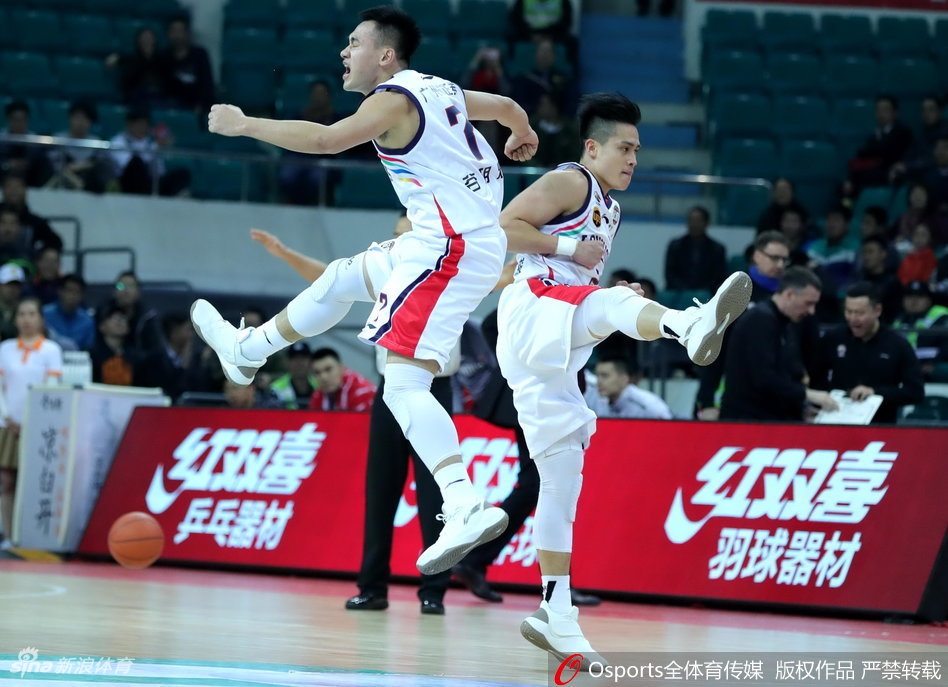 场边的广州队主帅激情指挥,双手比划着复杂的战术手势,他的每一个指令都试图在瞬息万变的战场上为球队拨云见日。