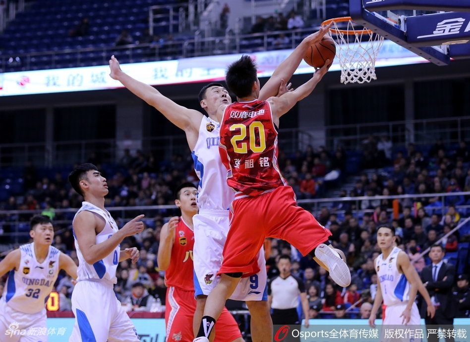 青岛队中锋苏伟本场在攻防两端都展现了强大的存在感,他一次次用宽厚的身体卡住对手,保护下后场篮板,并贡献11分7篮板。