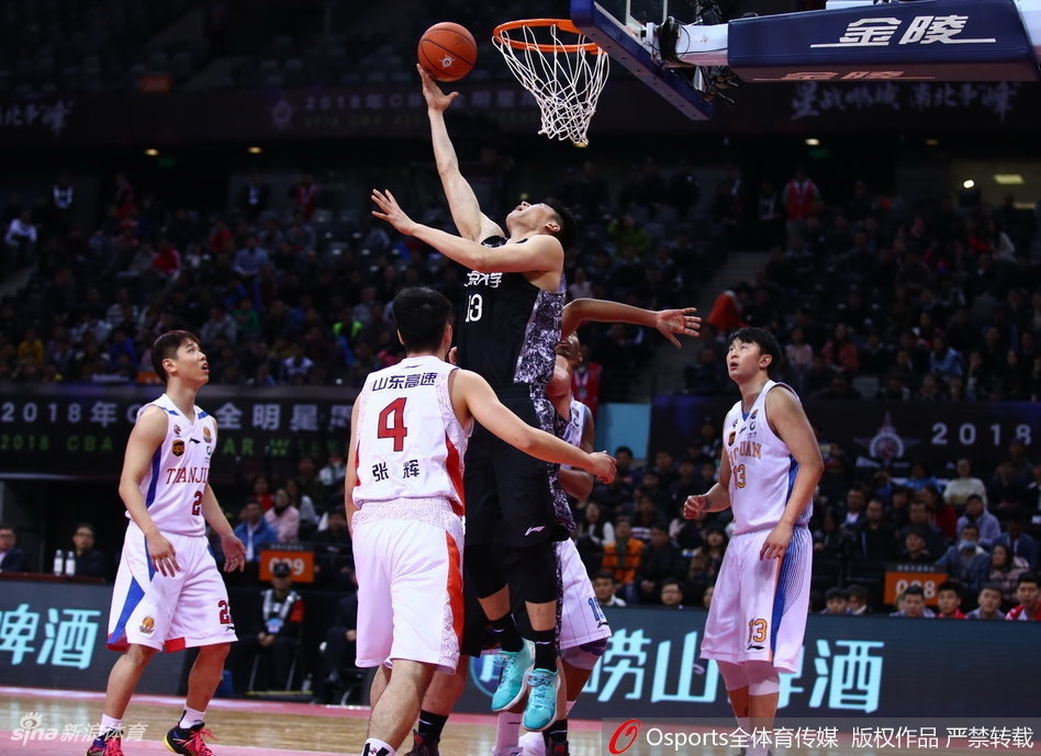 山东队的内线新星朱荣振面对北大的多人包夹,高高跃起,用指尖将球轻轻拨向篮筐,展现了他柔和的手感和身高优势。