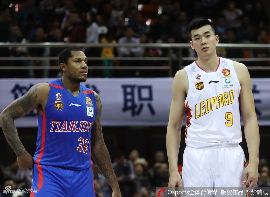 于德豪如猎豹般敏捷突破两人夹防，撕裂对手防线瞬间