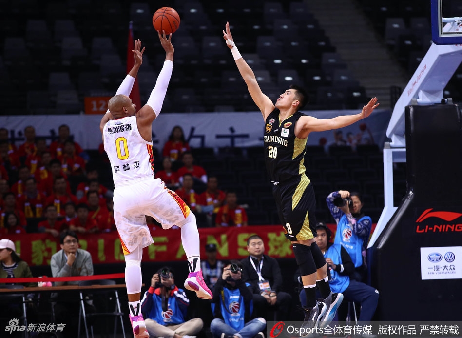 深圳外援萨林杰在对手重重包围中强行摘篮板，眼神坚毅，仿佛要将整个篮筐都吞噬殆尽。