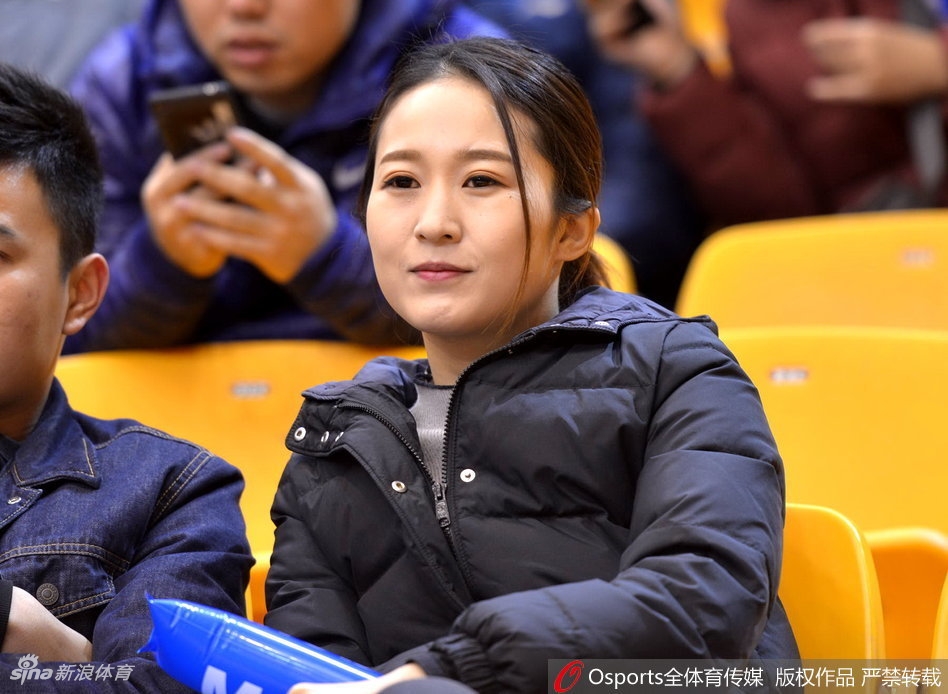 看台角落,鲁能球员刘彬彬戴着帽子低调现身,他身穿深色休闲外套,目光越过人群,全神贯注地盯着场上的比赛进程。
