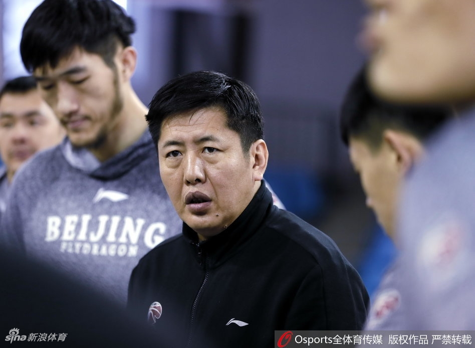 球员们正在进行高强度的对抗训练，肌肉的碰撞与快速的脚步移动交织，展现出备战期的激烈竞争与昂扬斗志。