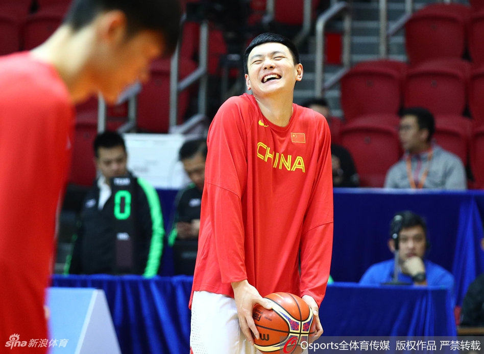 李根在底角接球后果断出手，肌肉线条在发力瞬间清晰可见，篮球应声入网激起一片涟漪。