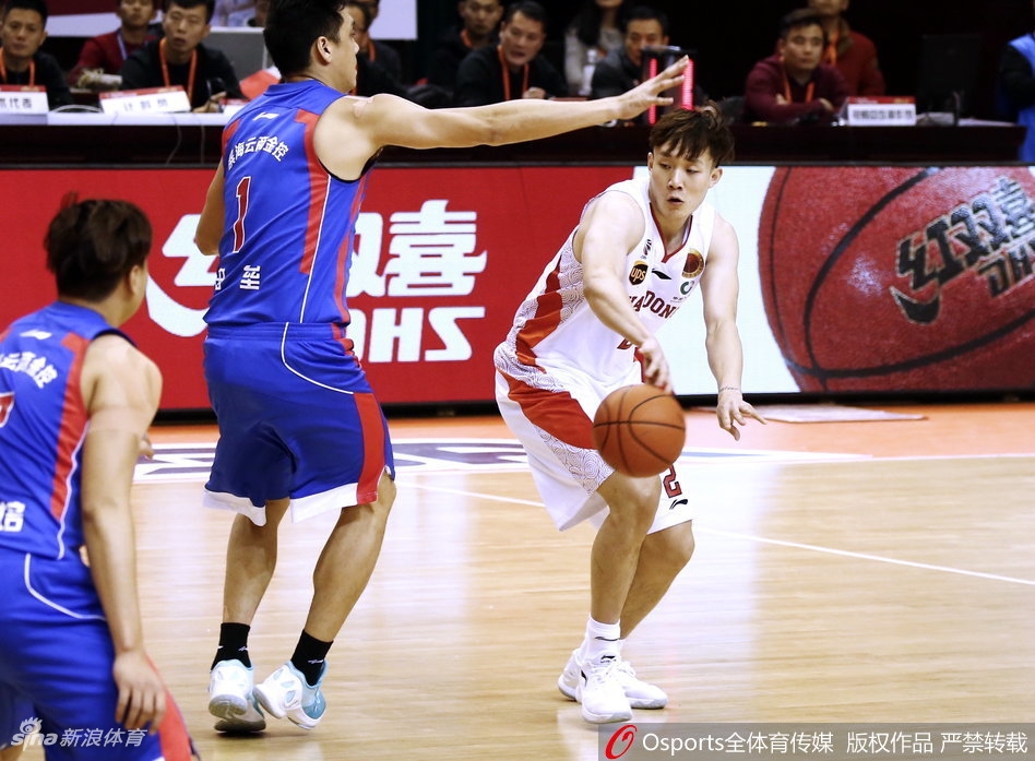 比赛开场哨响瞬间，山东队与天津队球员在中圈附近奋力跃起争球，整个球馆的气氛瞬间被点燃，一场激烈的内线争夺战就此拉开序幕。