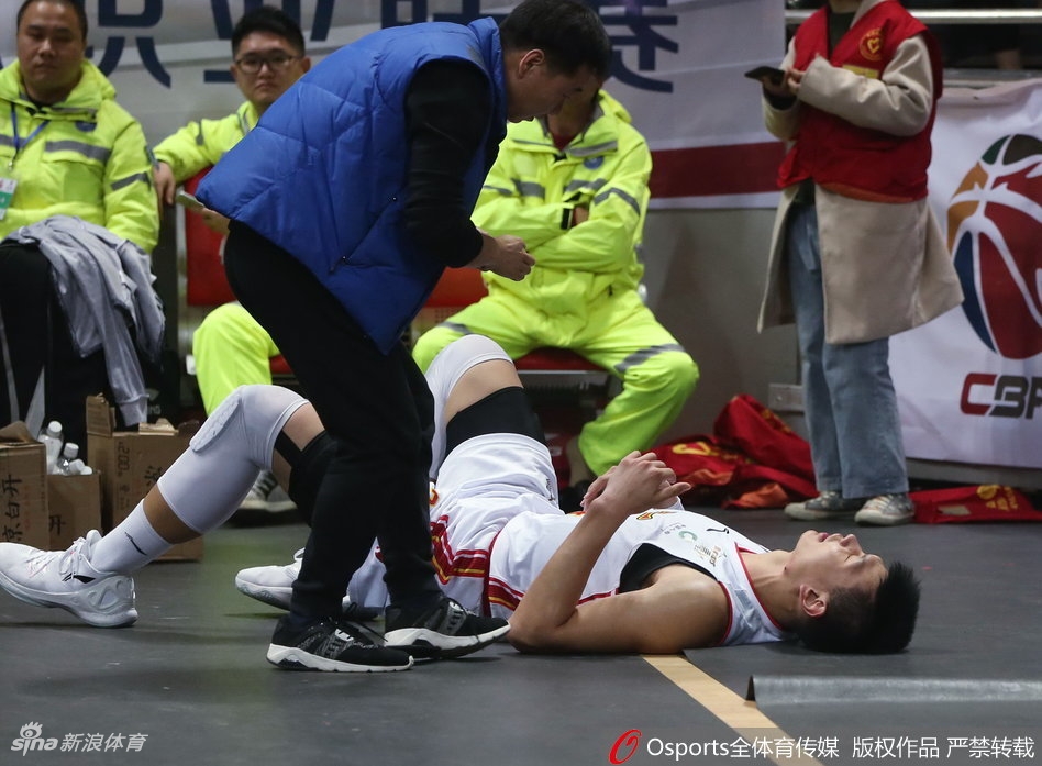 赛后,许钟豪带着缝合的伤口离场,背景是喧嚣的球场,他的背影孤独却高大,这一夜他不仅赢得了比赛,更赢得了所有人的尊重。