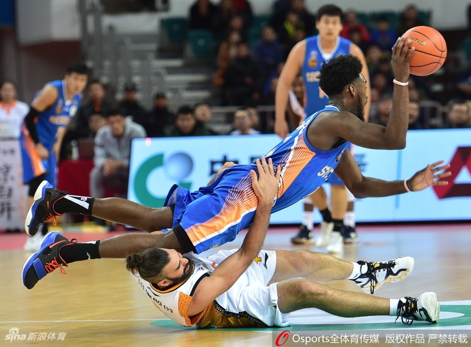 比赛结束的哨声吹响，山西队球员们紧紧围在一起，怒吼着庆祝这场来之不易的胜利，团队篮球的力量在此刻绽放。