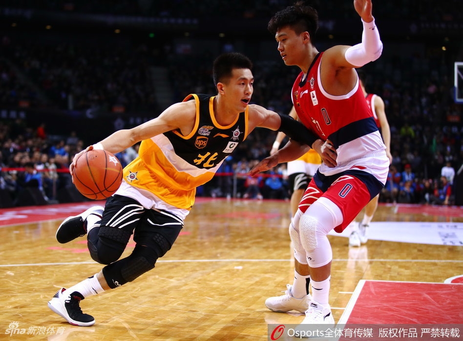 赛前热身时,易建联目光如炬,认真地进行投篮练习,仿佛在告诉所有人,即便是全明星的舞台,他对胜利的渴望也从未改变。