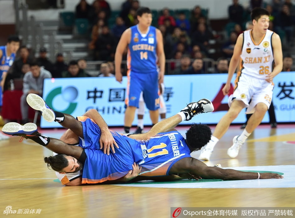山西队年轻内线闫鹏飞抓住机会，在对方禁区上演双手大力灌篮，展现了新生代球员的无限活力与潜力。