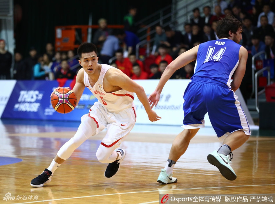 后场核心郭艾伦面对防守球员，利用蝴蝶穿花般的运球技术晃开角度，眼神坚定地观察着队友的跑位，随时准备送出精妙传球。