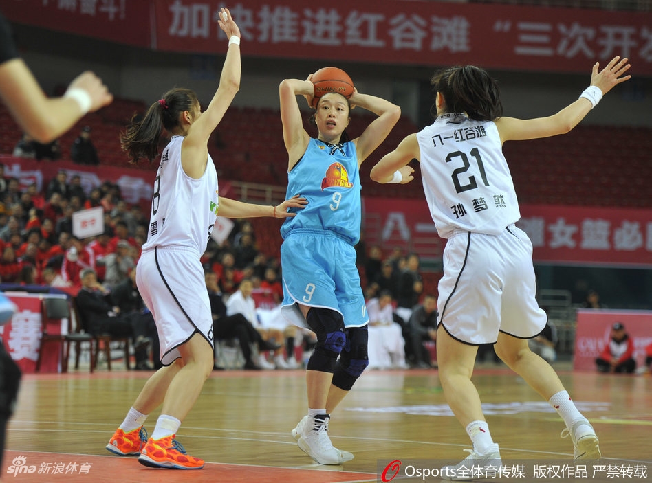 在南昌主场球迷震耳欲聋的助威声中，八一女篮球员眼神坚毅，如同出征的战士，在寒夜里进行着最后的热身，誓要捍卫主场荣耀。